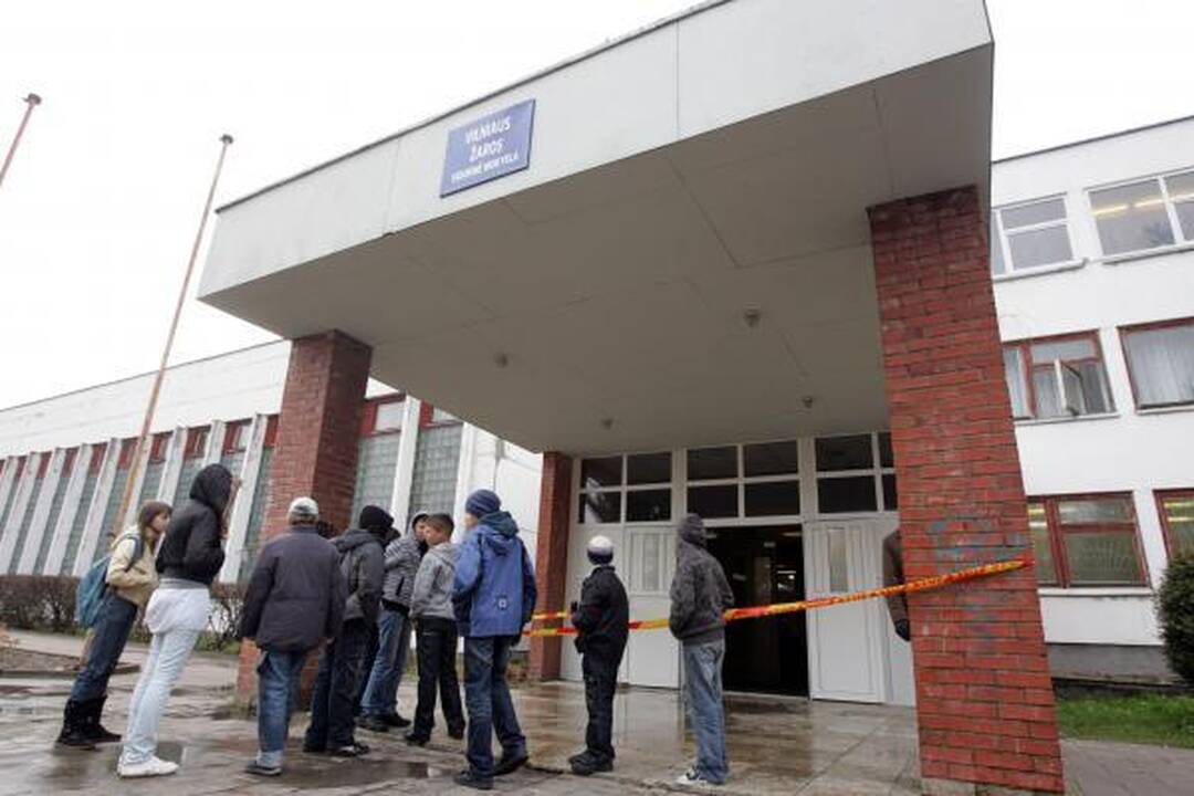 Sostinėje degė mokykla, vaikai lipo per langus (papildyta 11.54 val.)