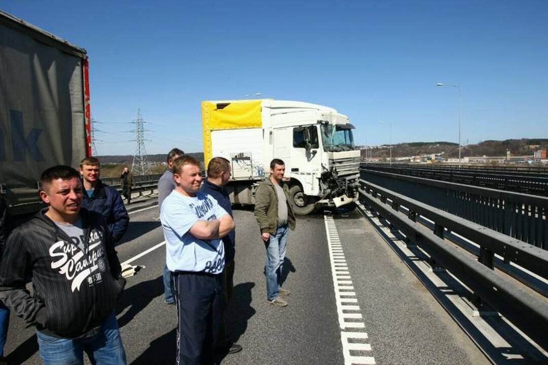 Ant Č.Radzinausko tilto susidūrė 3 vilkikai, kilo milžiniškos spūstys