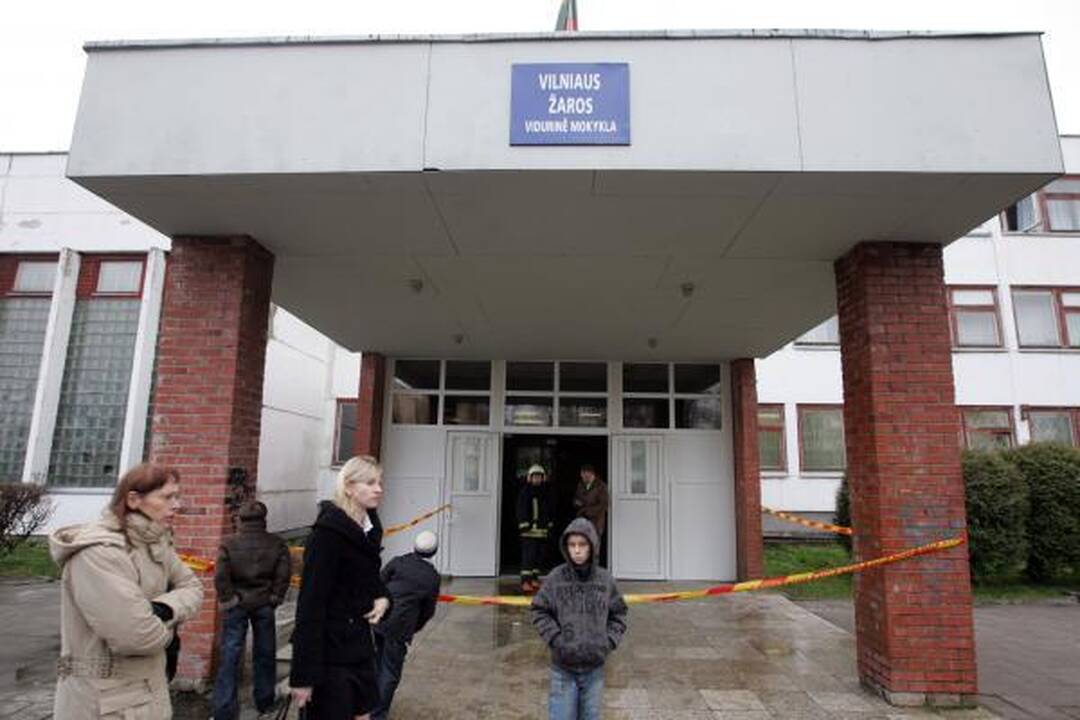 Sostinėje degė mokykla, vaikai lipo per langus (papildyta 11.54 val.)