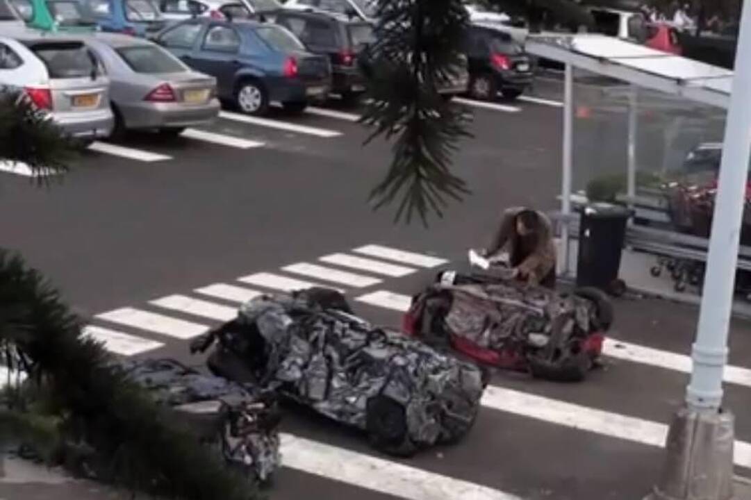 Iš automobilio teliko metalo krūva (juodas humoras)