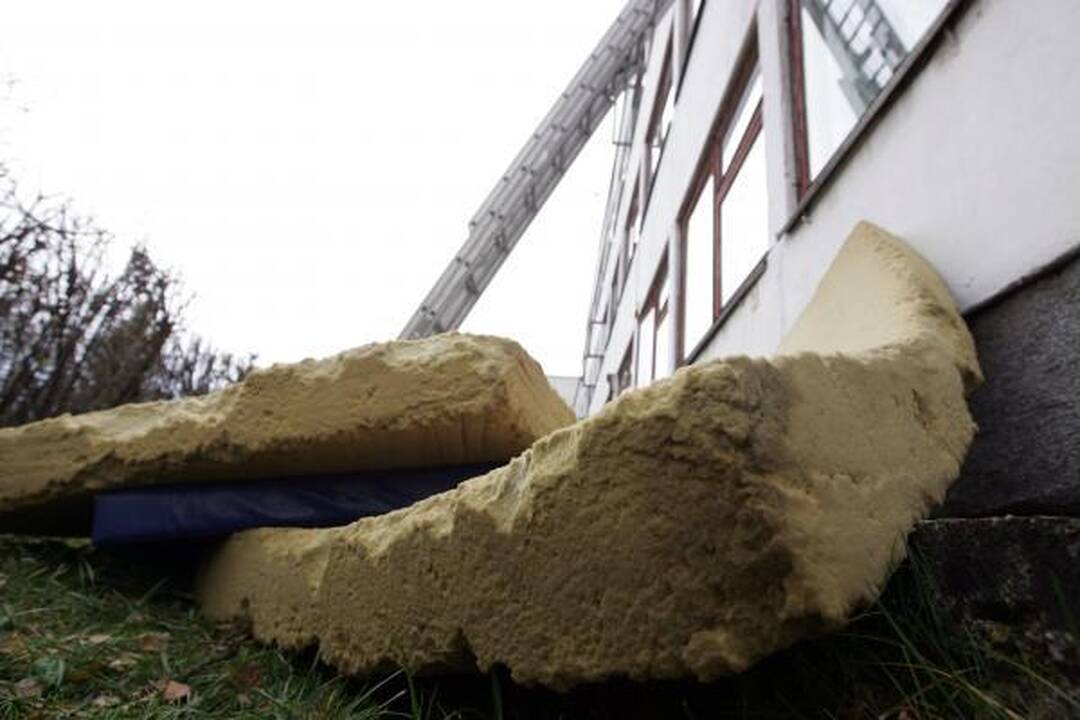Sostinėje degė mokykla, vaikai lipo per langus (papildyta 11.54 val.)