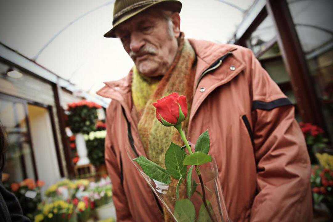 Meilės dieną Kaune – pustuštė Rotušė ir gėlių pirkimo bumas