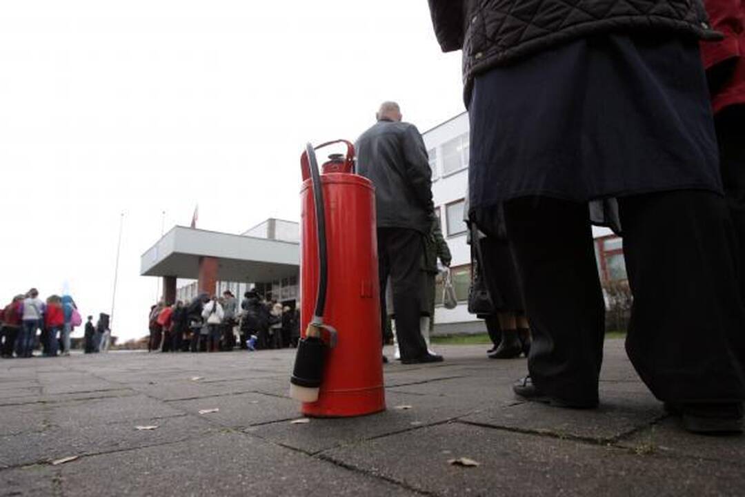 Sostinėje degė mokykla, vaikai lipo per langus (papildyta 11.54 val.)