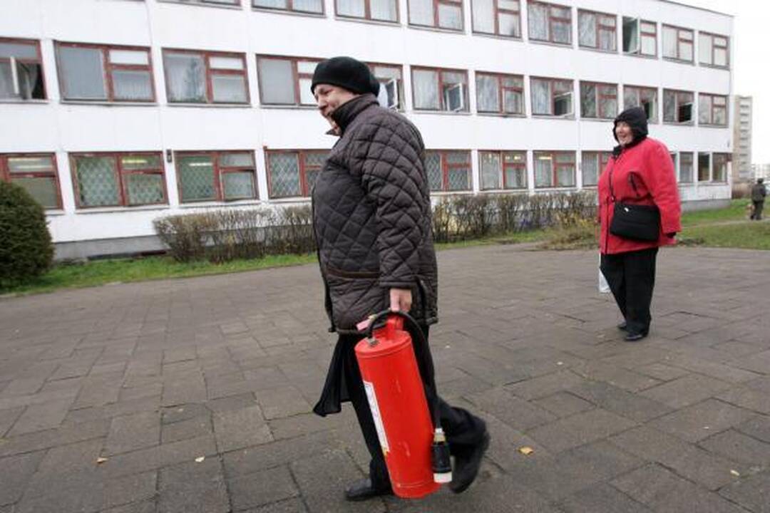 Sostinėje degė mokykla, vaikai lipo per langus (papildyta 11.54 val.)