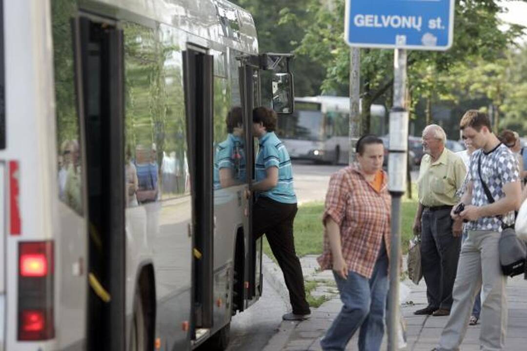 Nauja keleivių laipinimo tvarka Vilniuje prigyja sunkiai 