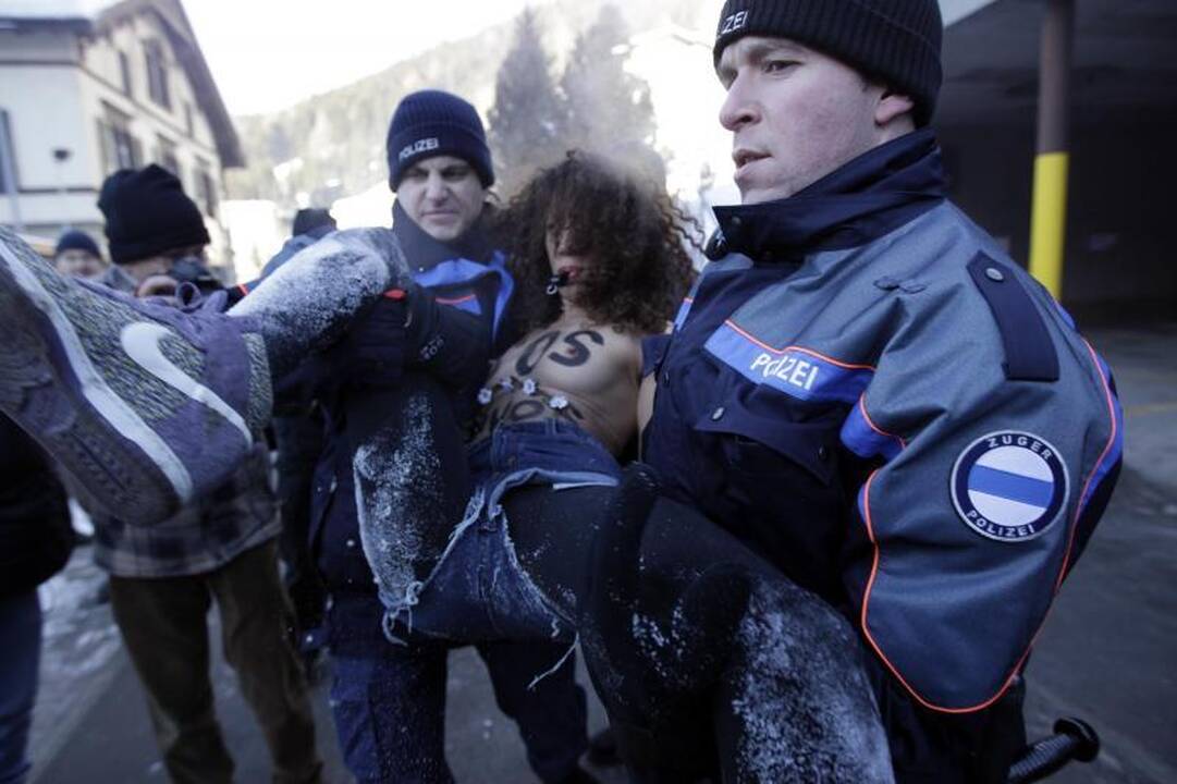 Pusnuogės „Femen“ aktyvistės surengė protestą prieš Davoso forumą