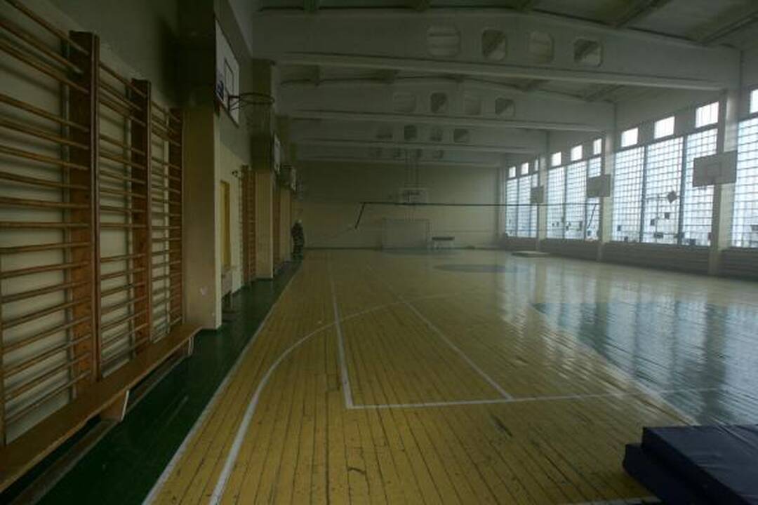 Sostinėje degė mokykla, vaikai lipo per langus (papildyta 11.54 val.)