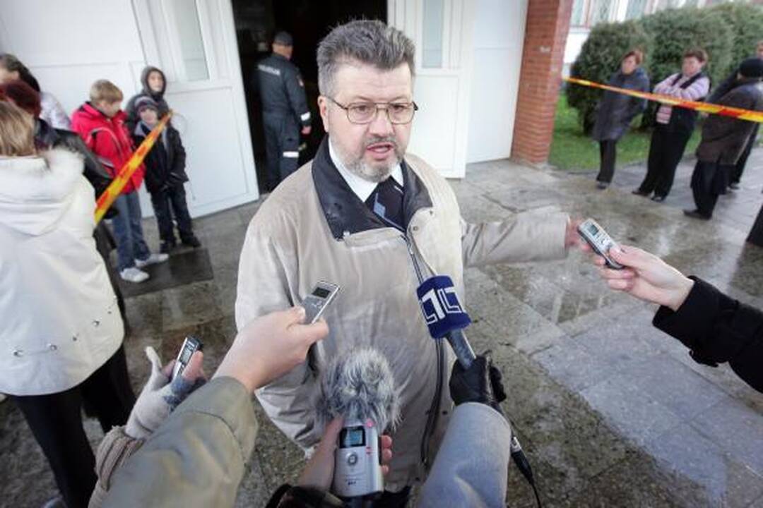 Sostinėje degė mokykla, vaikai lipo per langus (papildyta 11.54 val.)