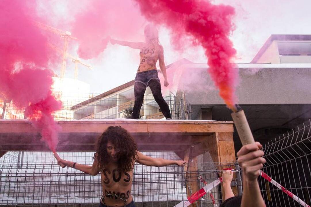 Pusnuogės „Femen“ aktyvistės surengė protestą prieš Davoso forumą