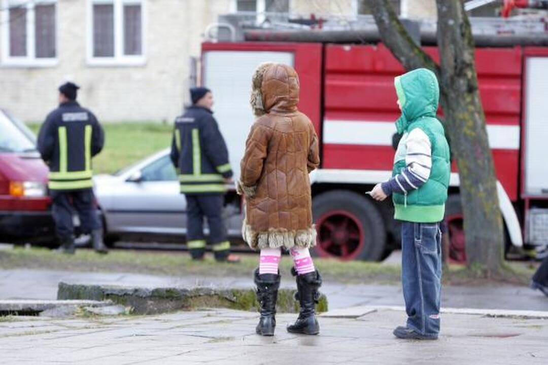 Sostinėje degė mokykla, vaikai lipo per langus (papildyta 11.54 val.)