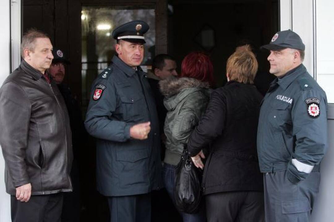 Sostinėje degė mokykla, vaikai lipo per langus (papildyta 11.54 val.)