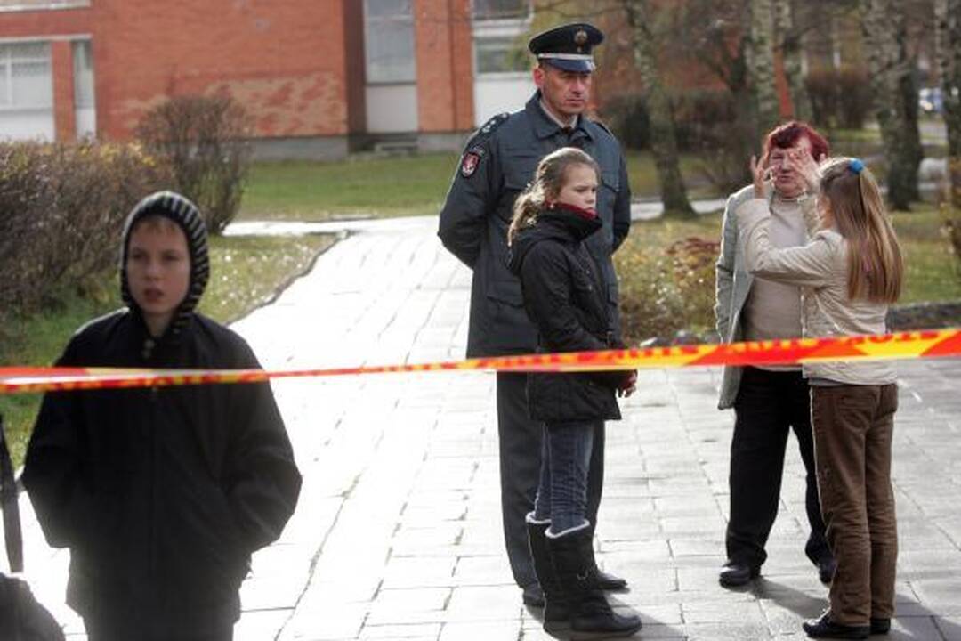 Sostinėje degė mokykla, vaikai lipo per langus (papildyta 11.54 val.)