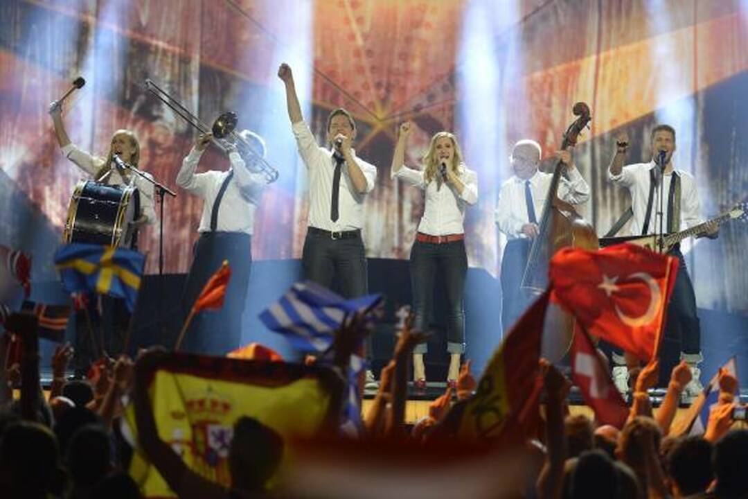Šių metų „Eurovizijos“ akcentai – lesbiečių bučinys ir Graikijos krizė