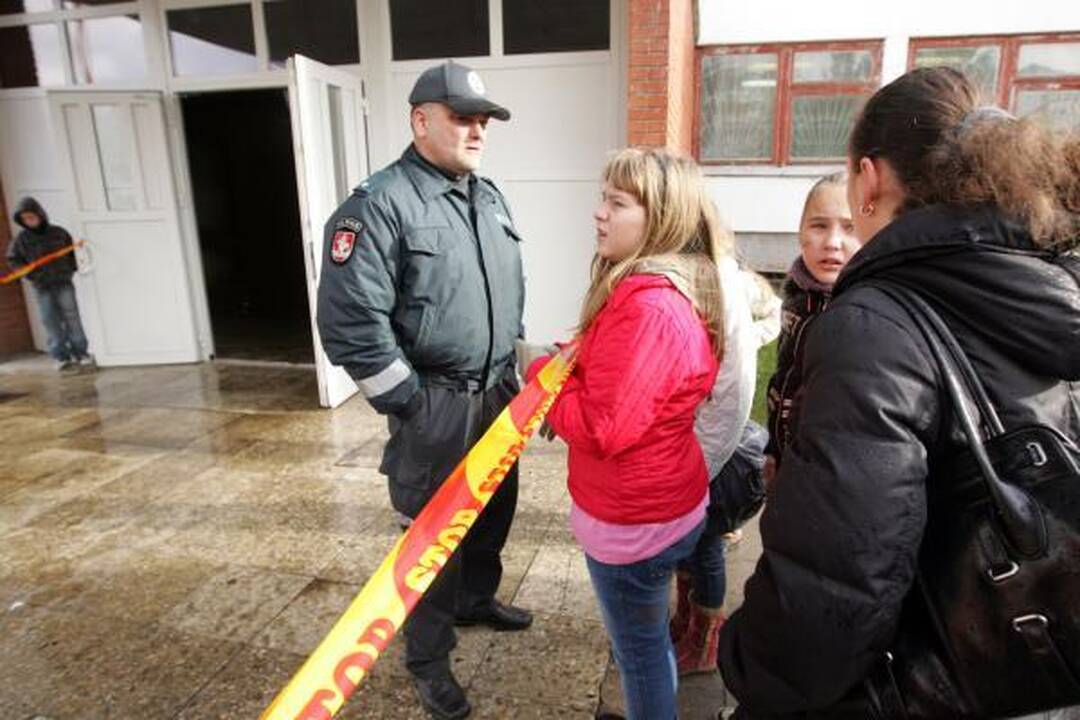 Sostinėje degė mokykla, vaikai lipo per langus (papildyta 11.54 val.)