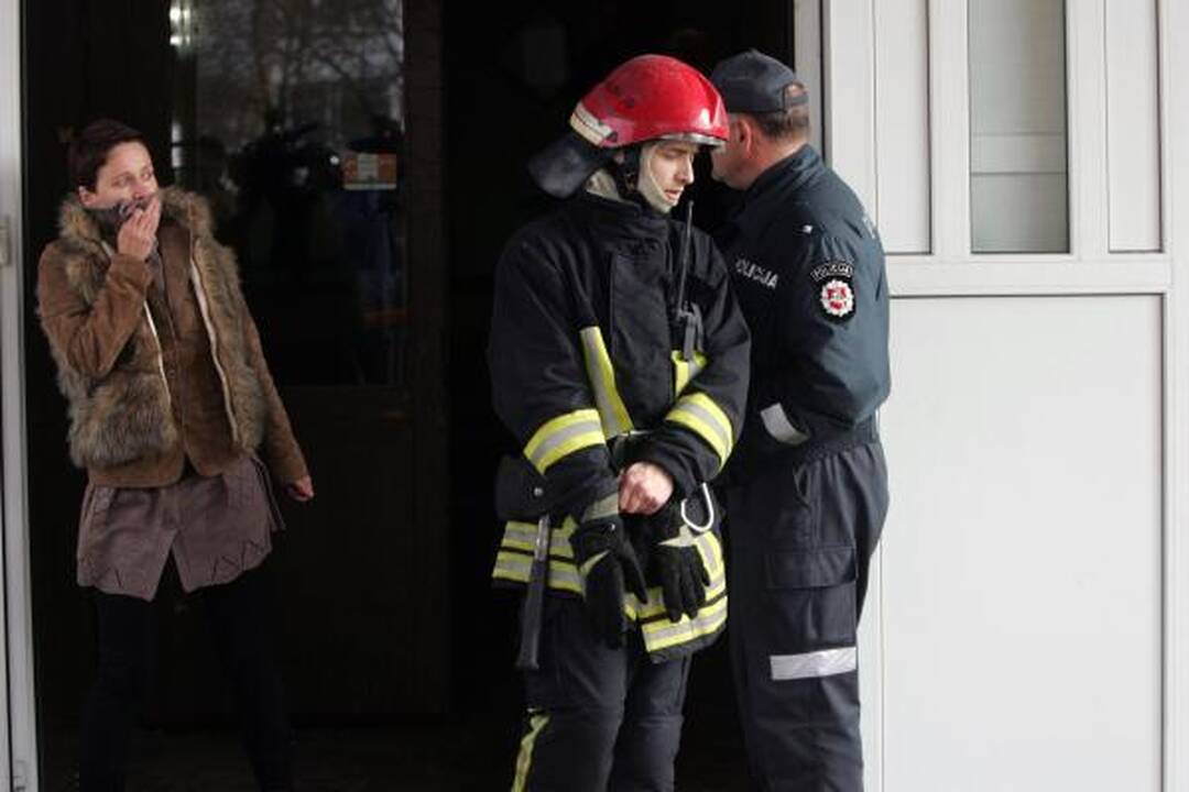Sostinėje degė mokykla, vaikai lipo per langus (papildyta 11.54 val.)