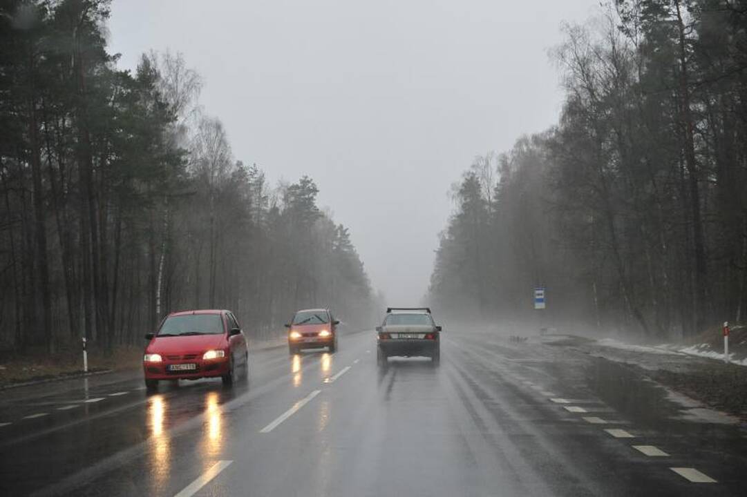 Didžiojoje šalies dalyje eismo sąlygas sunkina šlapdriba