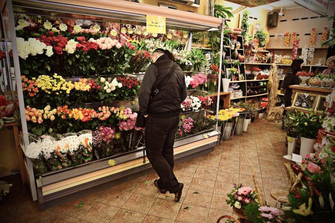 Meilės dieną Kaune – pustuštė Rotušė ir gėlių pirkimo bumas