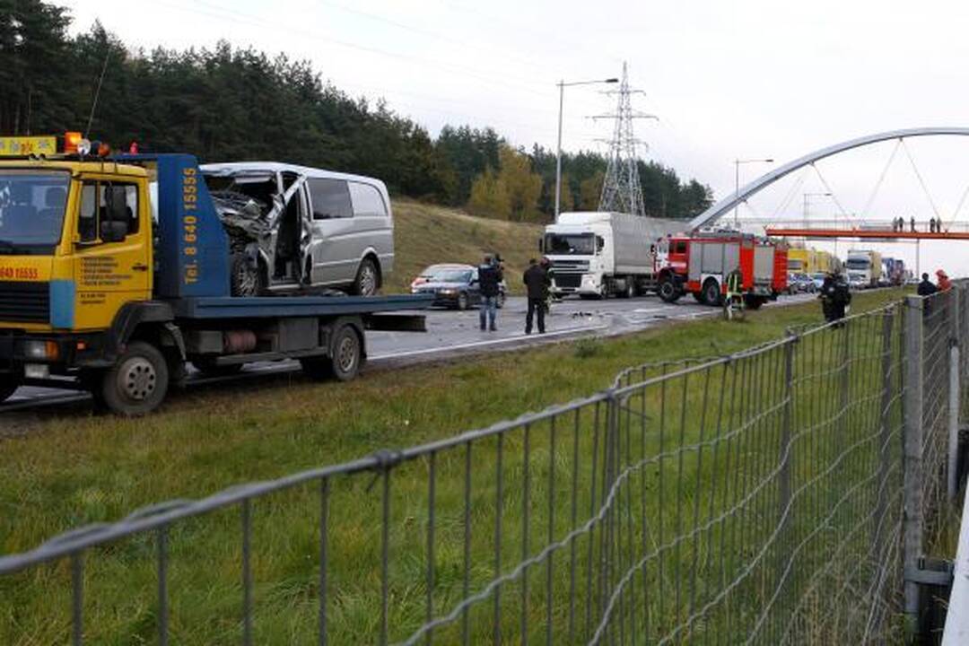 Greitkelyje ties Kaunu avarijų virtinę sukėlė policija? (papildyta)