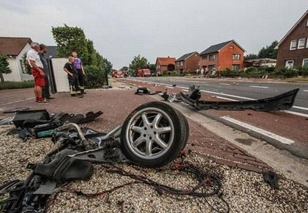 Kas lieka iš „Audi S8“ po susidūrimo lėkus 240 km/val. greičiu? (foto)