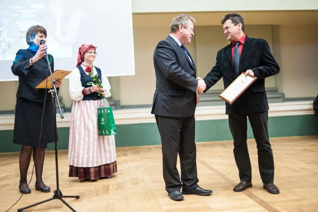Tautinio paveldo virusas: iš molio dirbinių uždirba net trylikametis