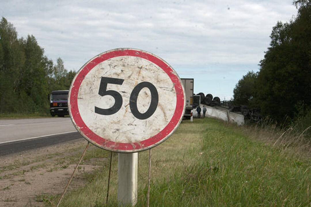 Ratą pametęs ir sunkią avariją sukėlęs vilkiko vairuotojas paspruko