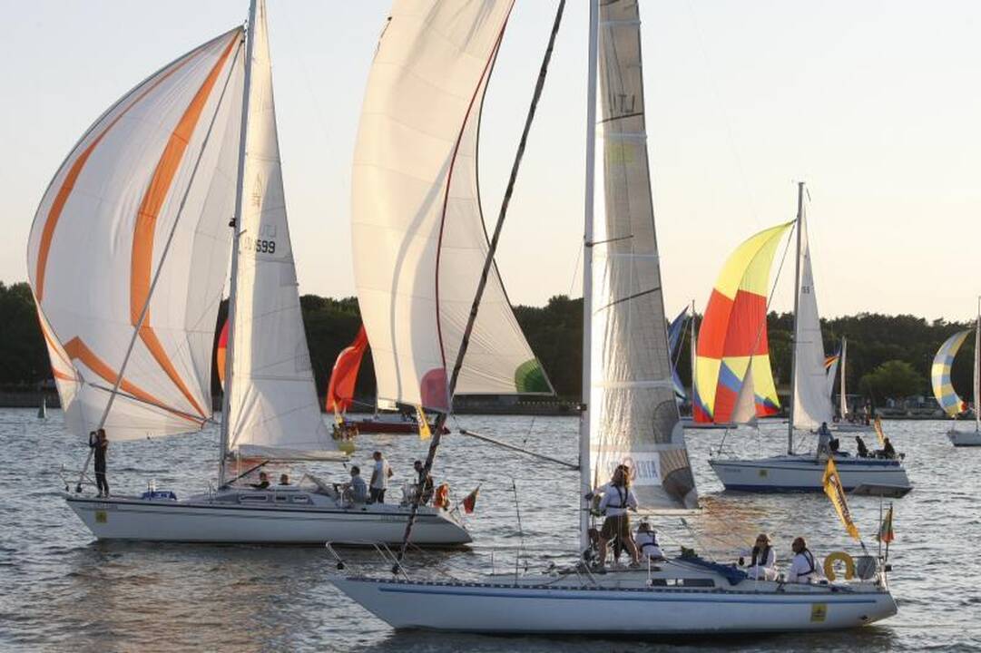 Švyturio Joninių nakties regata finišavo po sunkaus buriavimo