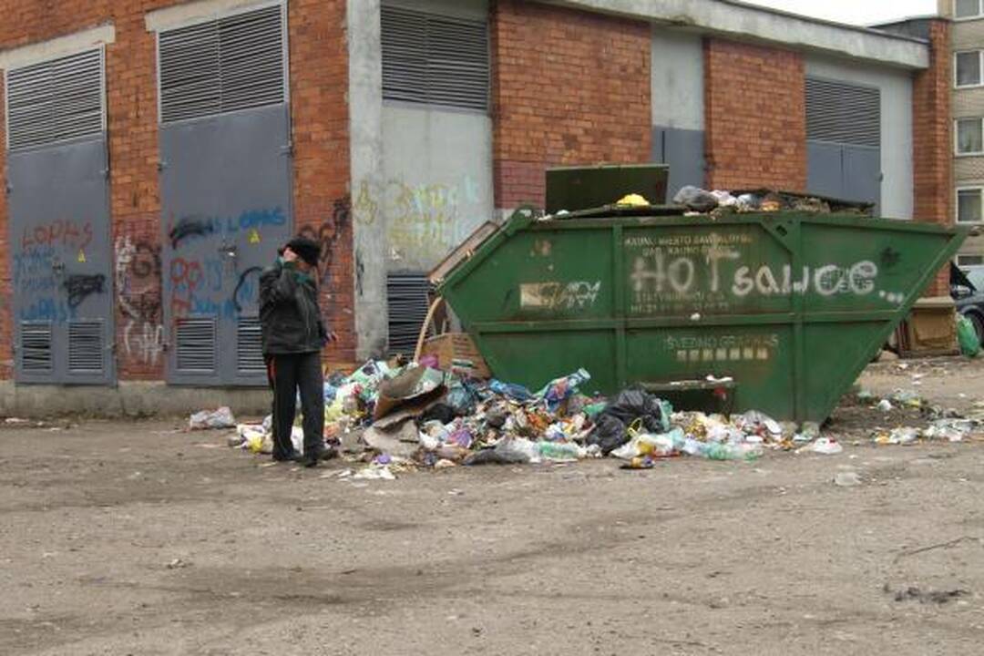 „Kauno švaros“ konteineriai lūžta nuo šiukšlių