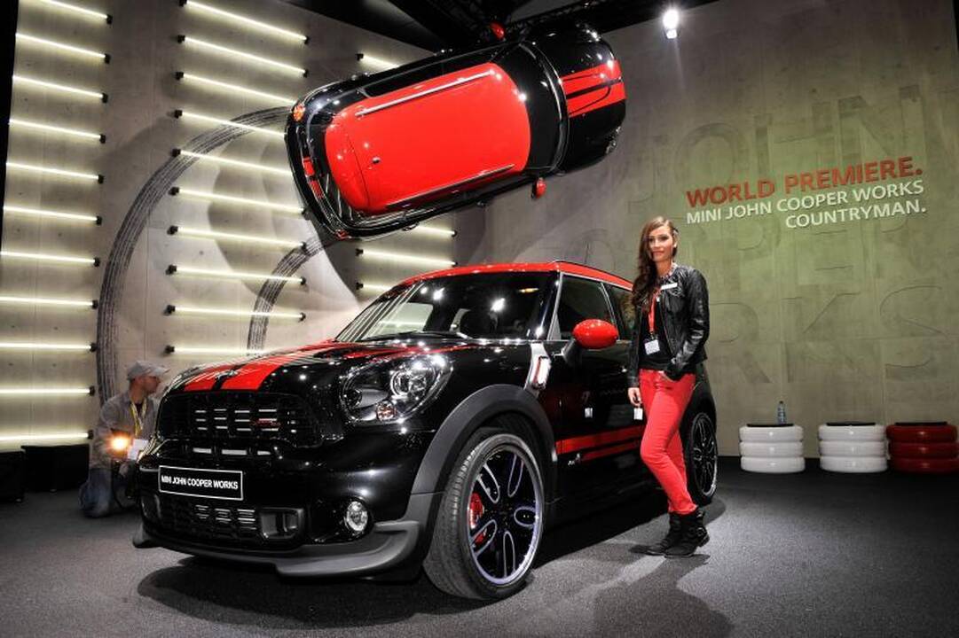 Ženevos automobilių parodoje - gražuolių desantas