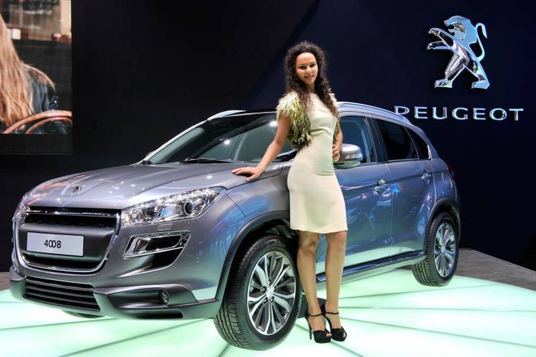 Ženevos automobilių parodoje - gražuolių desantas