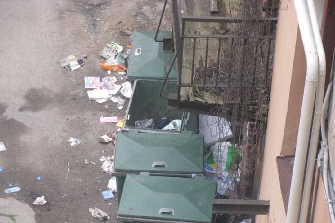 „Kauno švaros“ konteineriai lūžta nuo šiukšlių