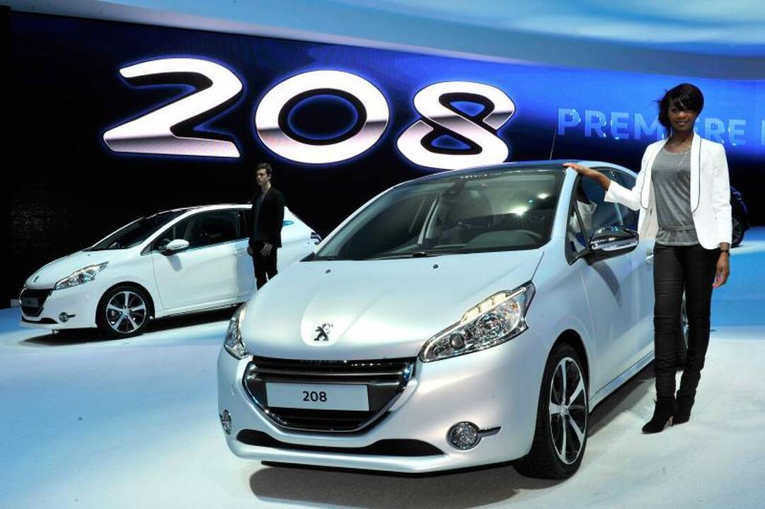 Ženevos automobilių parodoje - gražuolių desantas