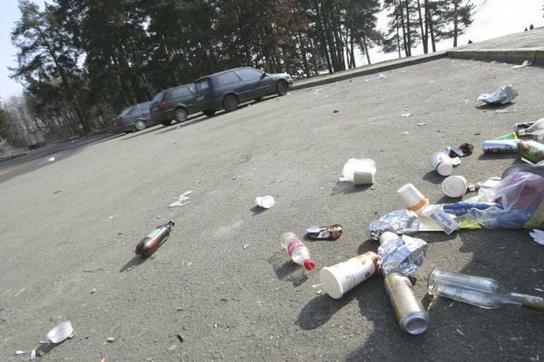 „Kauno švaros“ konteineriai lūžta nuo šiukšlių