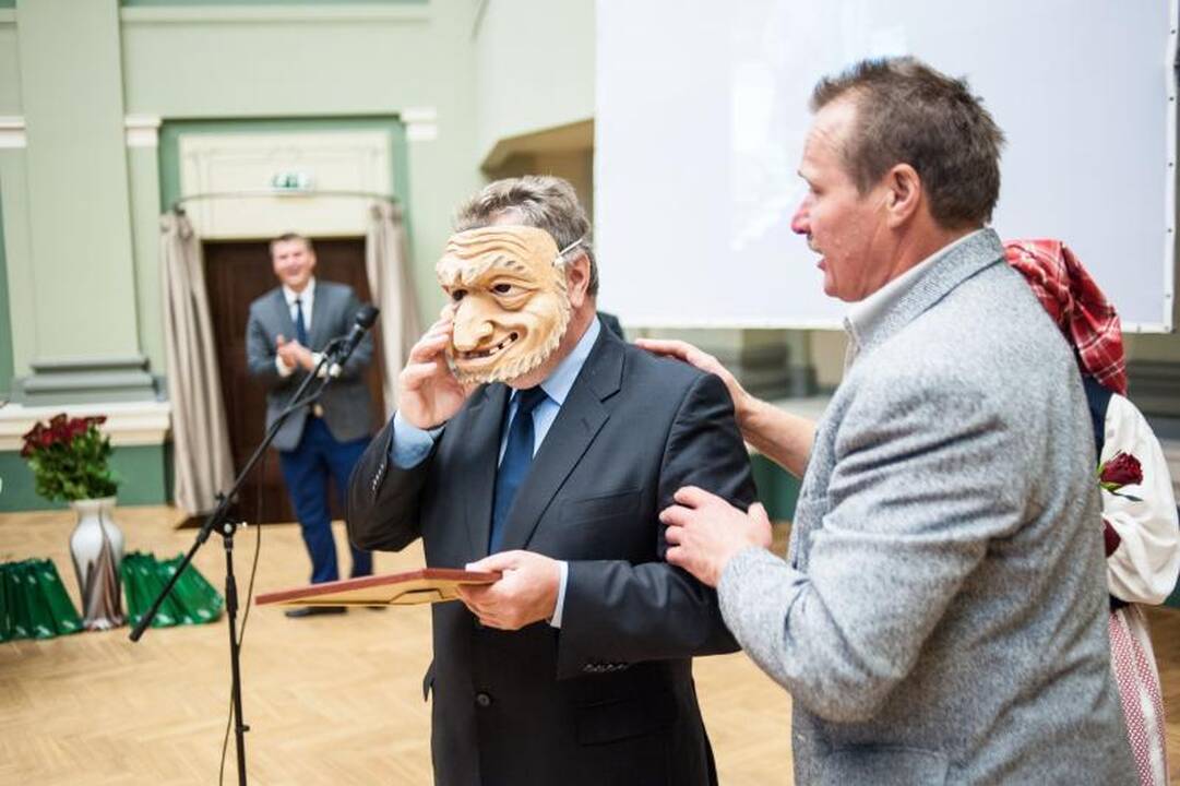 Tautinio paveldo virusas: iš molio dirbinių uždirba net trylikametis