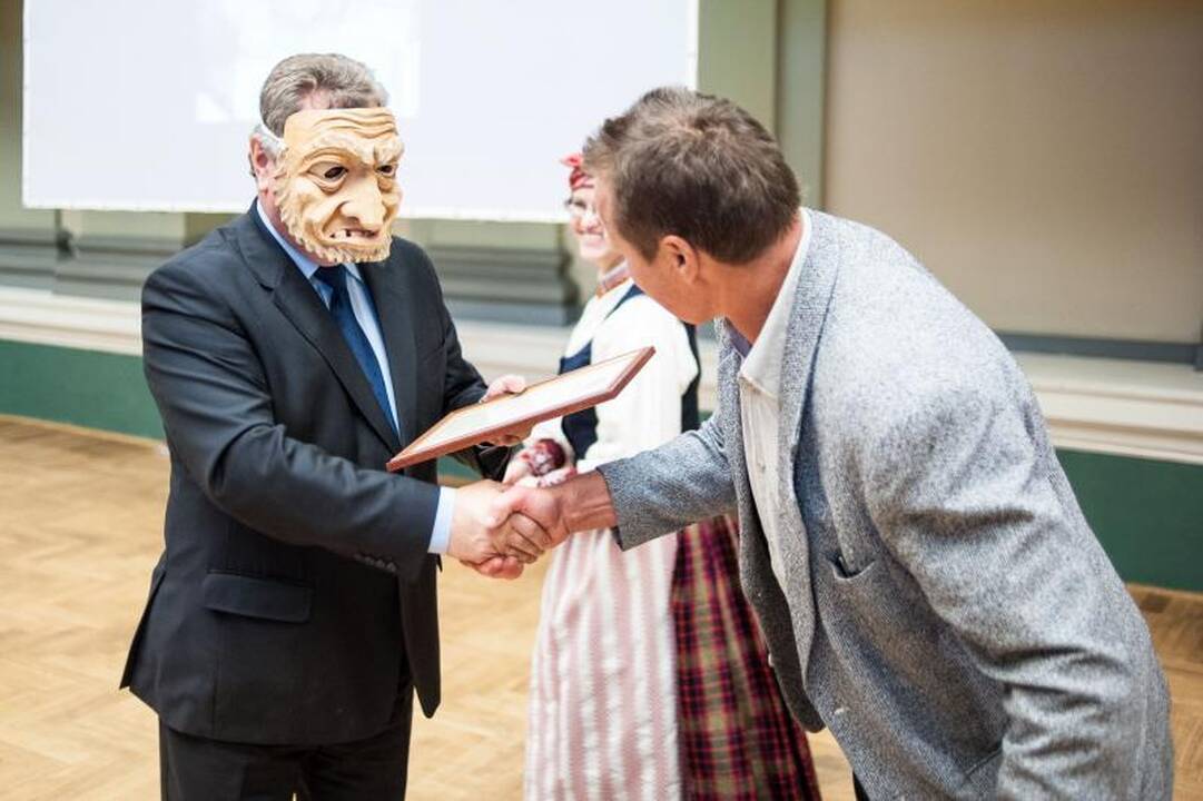 Tautinio paveldo virusas: iš molio dirbinių uždirba net trylikametis