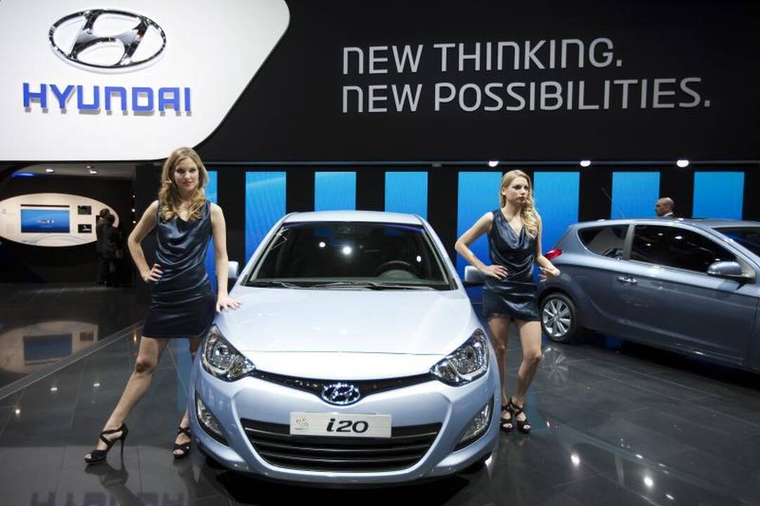 Ženevos automobilių parodoje - gražuolių desantas