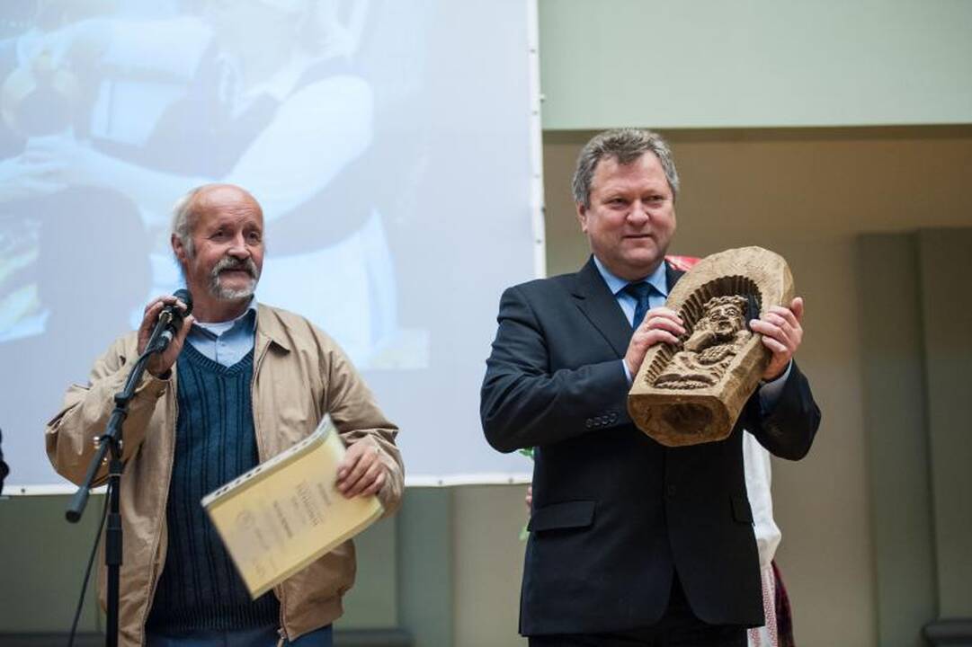 Tautinio paveldo virusas: iš molio dirbinių uždirba net trylikametis