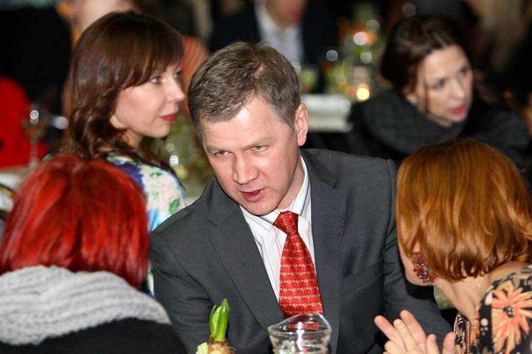 N. Bunkė protingos „žiniukės” įvaizdį kūrė užsidėjusi akinius