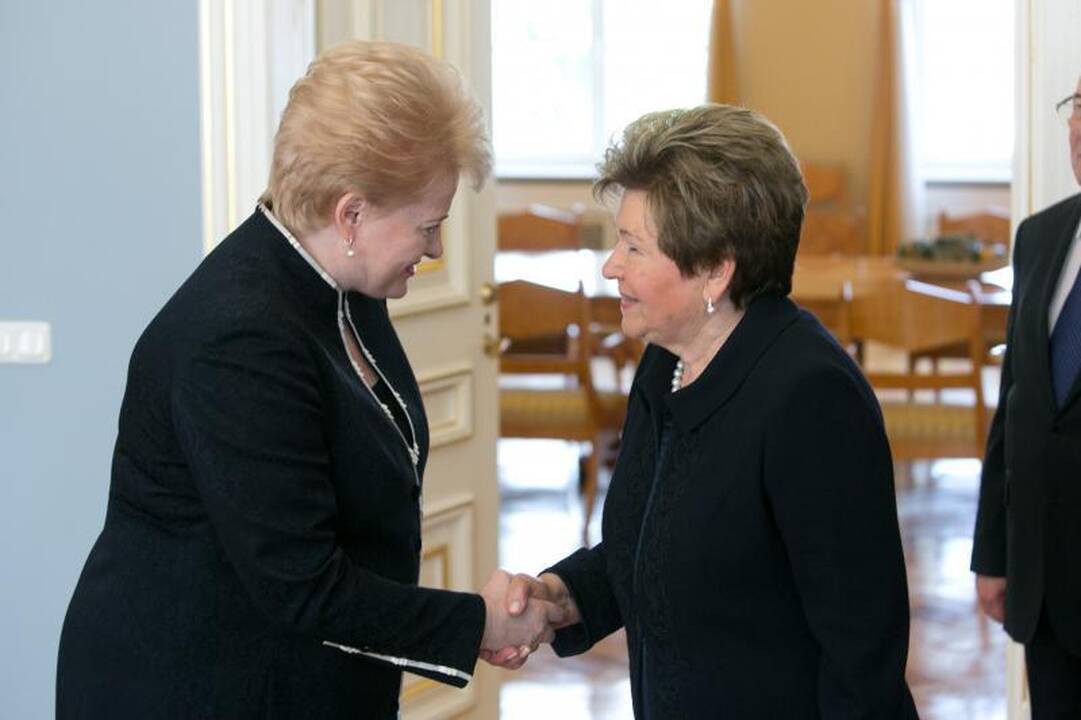 Atsiimdama prezidentui B.Jelcinui skirtą ordiną našlė jį pabučiavo