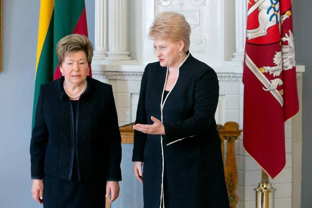 Atsiimdama prezidentui B.Jelcinui skirtą ordiną našlė jį pabučiavo