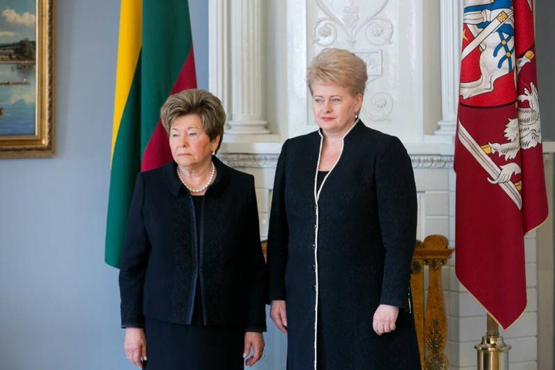 Atsiimdama prezidentui B.Jelcinui skirtą ordiną našlė jį pabučiavo