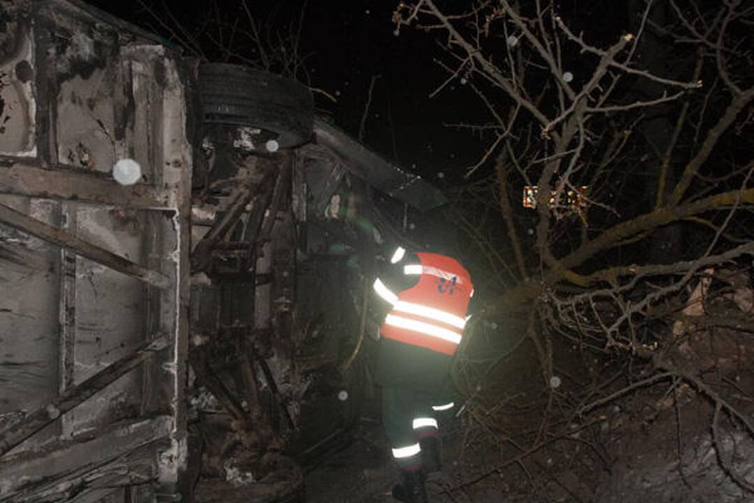 Vilniuje apvirtęs maršrutinis autobusas užtvėrė kelią