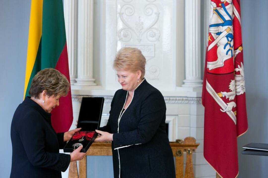 Atsiimdama prezidentui B.Jelcinui skirtą ordiną našlė jį pabučiavo