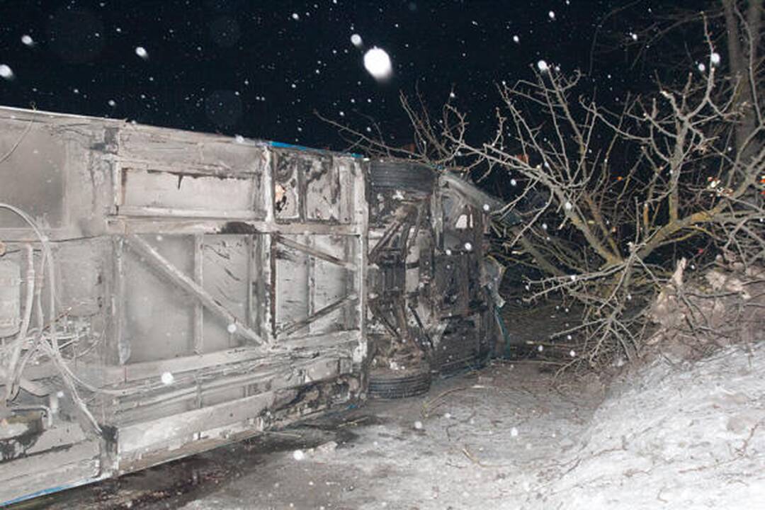 Vilniuje apvirtęs maršrutinis autobusas užtvėrė kelią