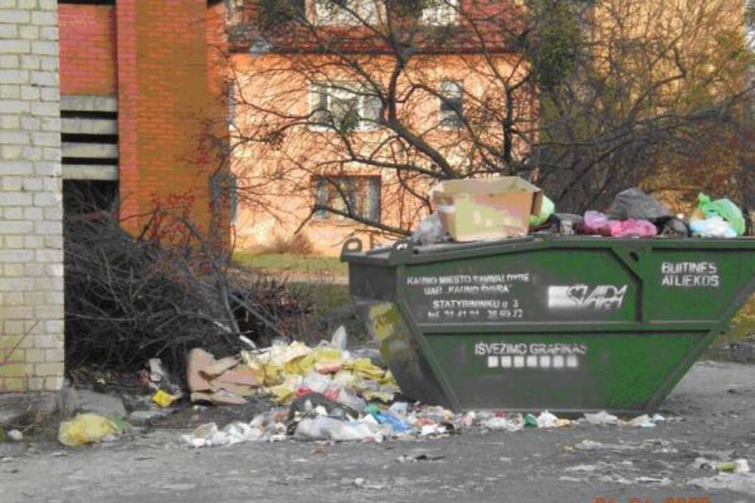 „Kauno švaros“ konteineriai lūžta nuo šiukšlių