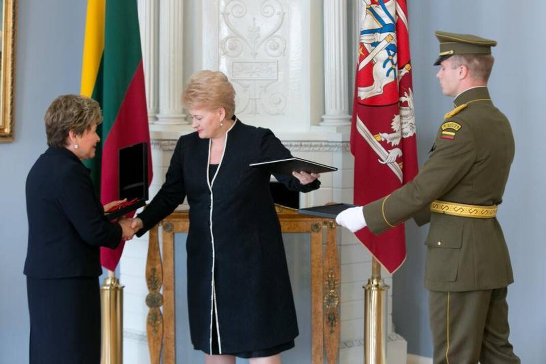 Atsiimdama prezidentui B.Jelcinui skirtą ordiną našlė jį pabučiavo