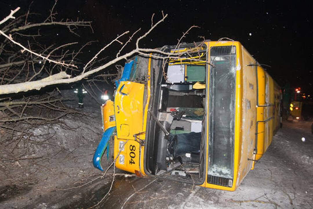 Vilniuje apvirtęs maršrutinis autobusas užtvėrė kelią