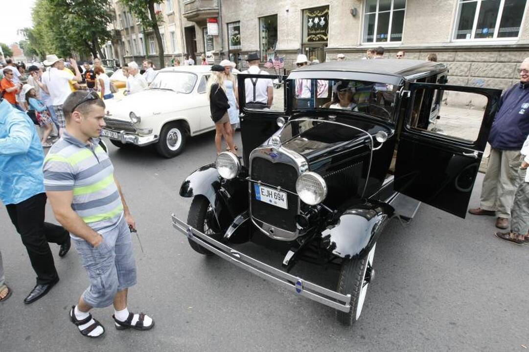 Senovinių automobilių paradui nesutrukdė net krepšinis