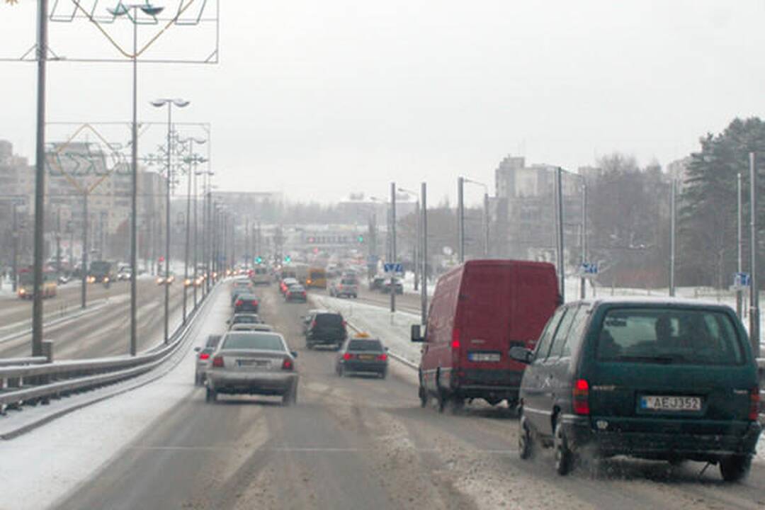 Iškritus sniegui Vilniuje padaugėjo avarijų