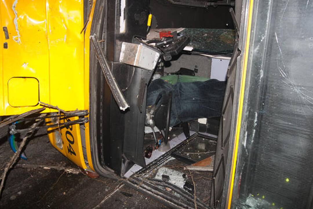 Vilniuje apvirtęs maršrutinis autobusas užtvėrė kelią