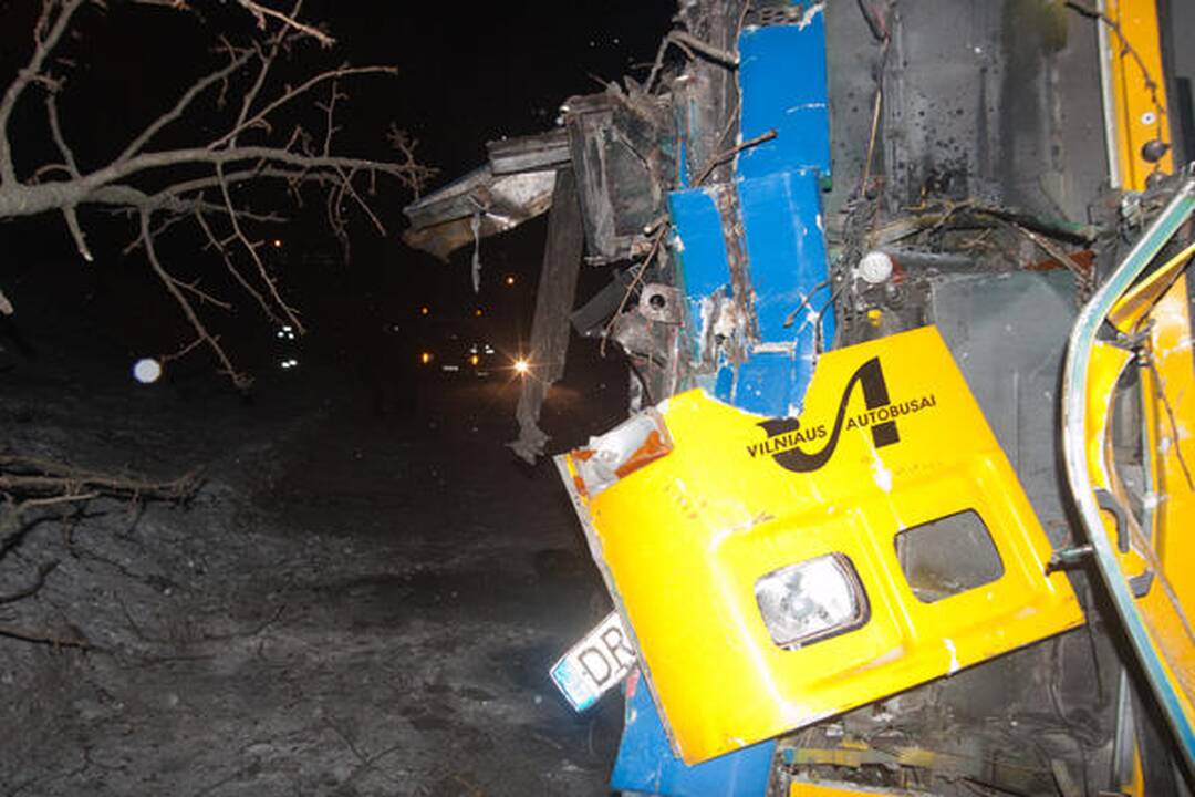 Vilniuje apvirtęs maršrutinis autobusas užtvėrė kelią